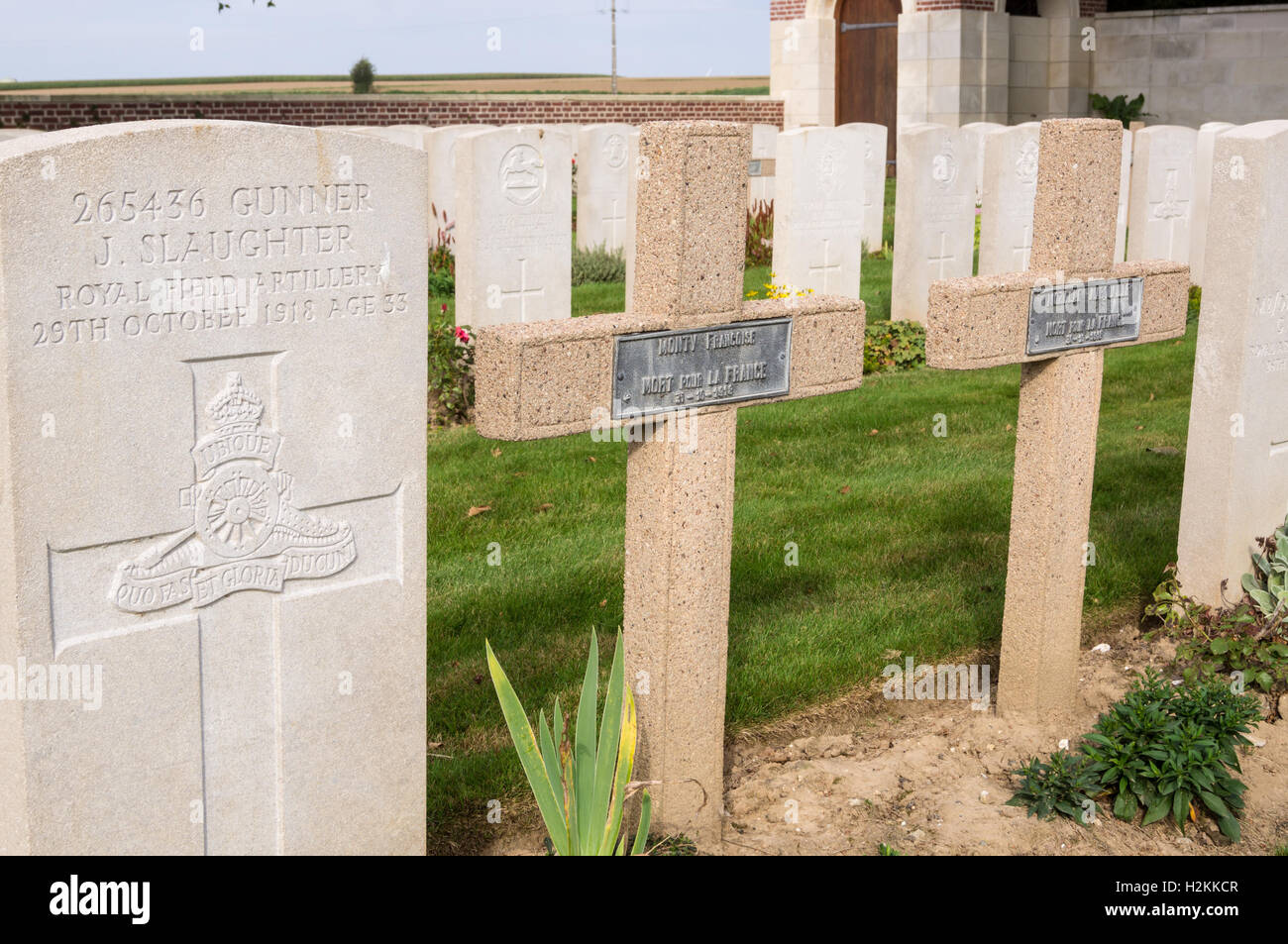 Tombe britanniche e francesi, cimitero della Commissione delle tombe di guerra del Commonwealth, Grévillers, Nord-Pas-de Calais, (Hauts de France) Francia Foto Stock