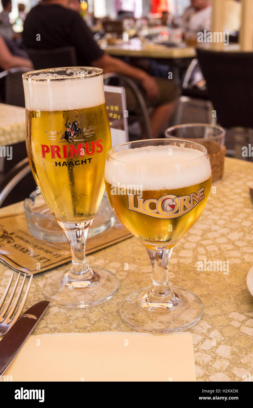 Primus e Licorne birra in 125ml (12,5 cl) galopin vetro stampato, Le Parvis ristorante brasserie, Laon, Aisne, Picardia, Francia tabella pub bevande glasse Foto Stock