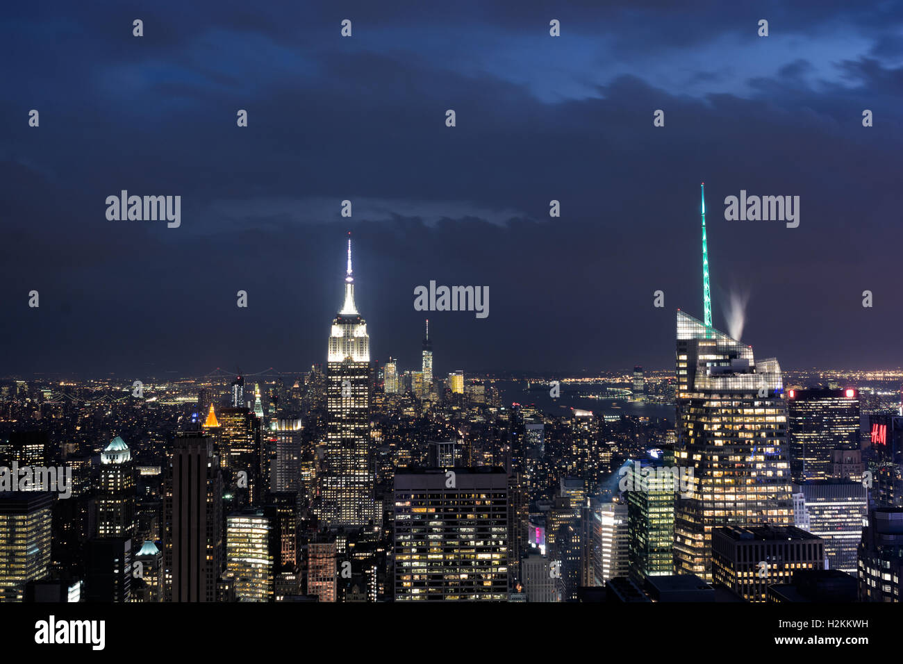 Il centro di Manhattan skyline notturno con l' Empire State Building di New York City Foto Stock