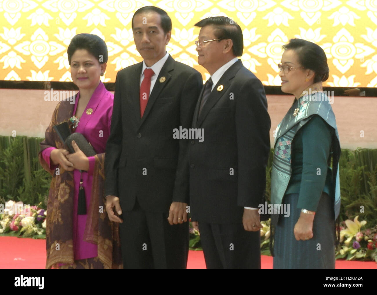 Joko Widodo Presidente indonesiano e la moglie stand con il Laos il Primo Ministro Thongloun Sisoulith e moglie presso l Associazione delle nazioni del sud-est asiatico (ASEAN) summit il Laos capitale Vientiane. Foto Stock