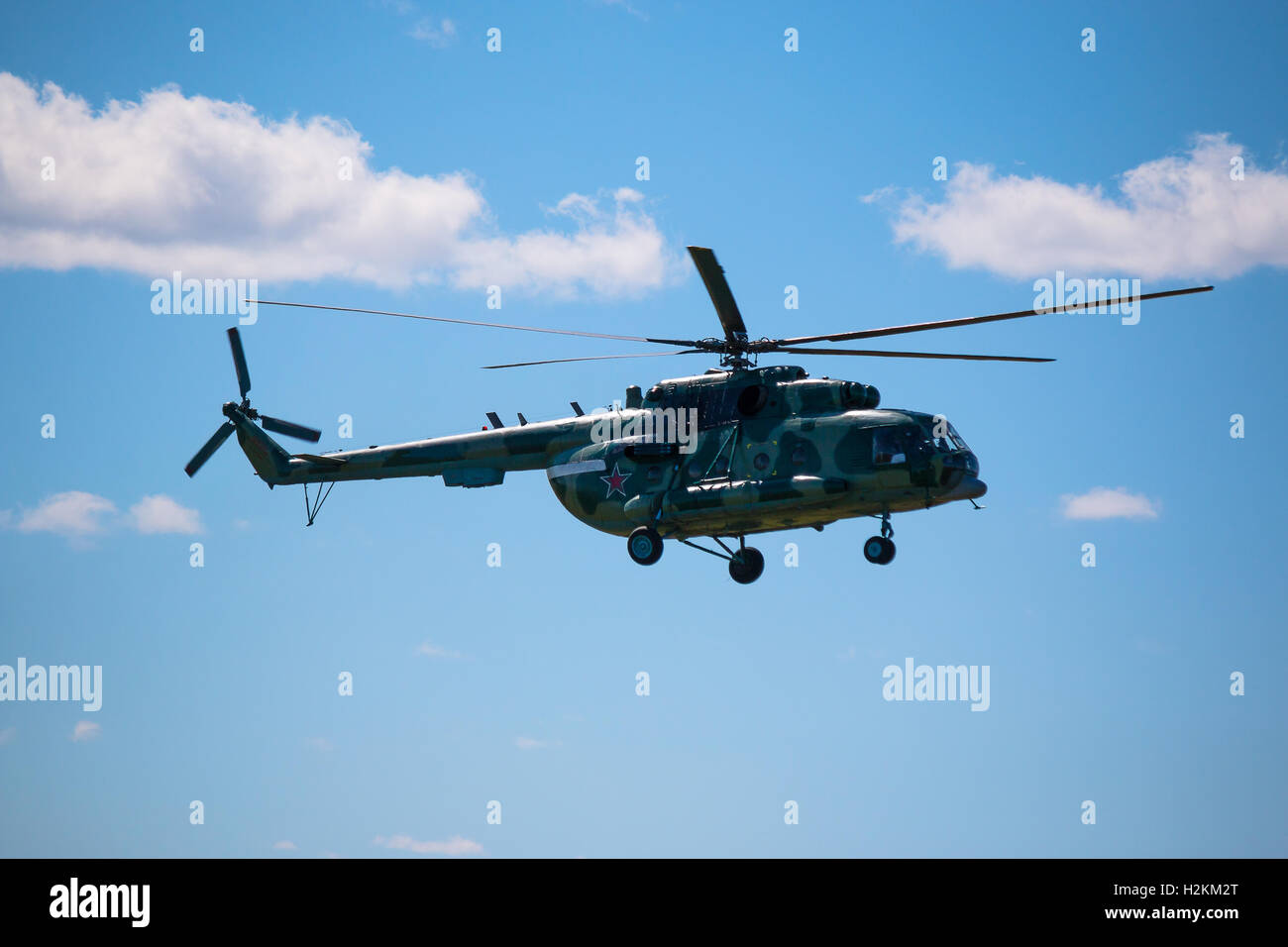 Elicottero russo vola contro il cielo blu Foto Stock