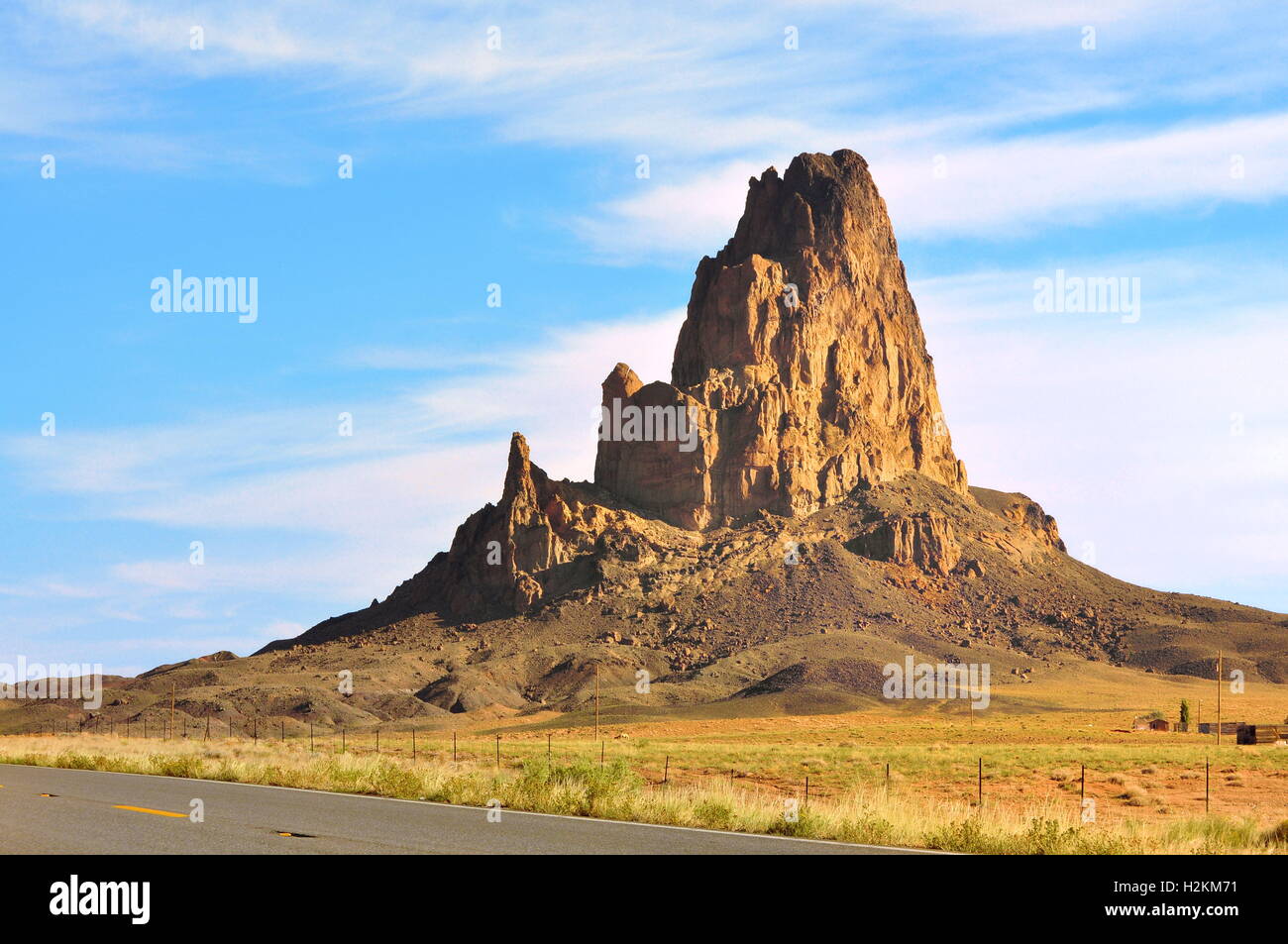 Antico vulcano estinto Agathla picco nella Monument Valley Arizona Foto Stock