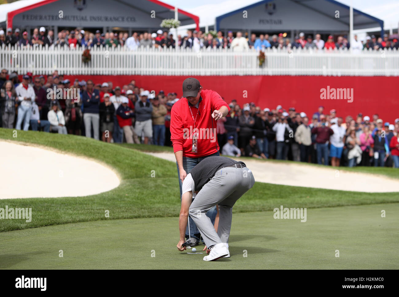 Uno spettatore è contestata da dell'Europa Justin Rose al foro di un putt per un centinaio di dollari durante una sessione di prove libere in vista del xli Ryder Cup a Hazeltine National Golf Club in Chaska, Minnesota, Stati Uniti d'America. Foto Stock