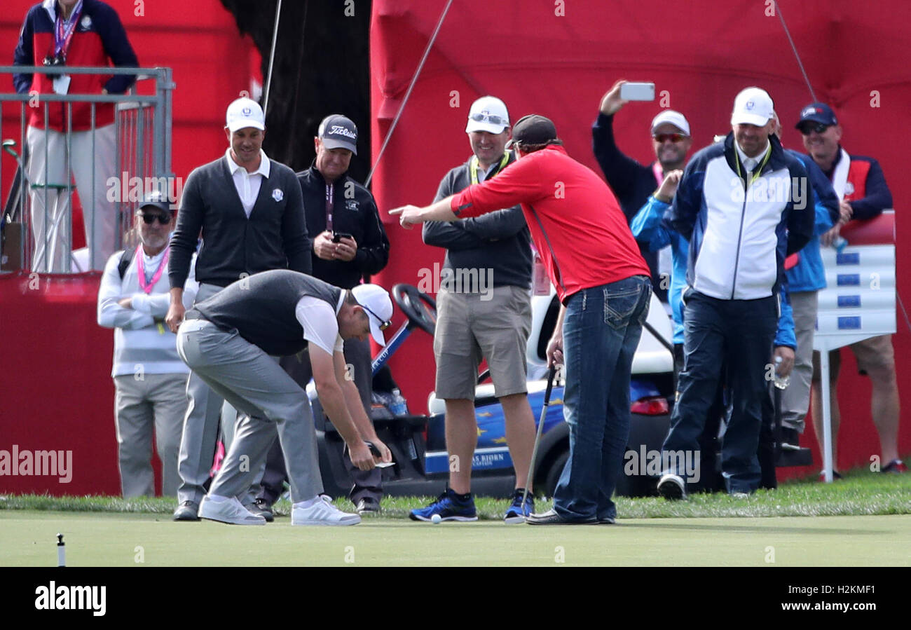 Uno spettatore è contestata da dell'Europa Justin Rose al foro di un putt per un centinaio di dollari durante la sessione di pratica precedendo la quarantunesima Ryder Cup a Hazeltine National Golf Club in Chaska, Minnesota, Stati Uniti d'America. Foto Stock