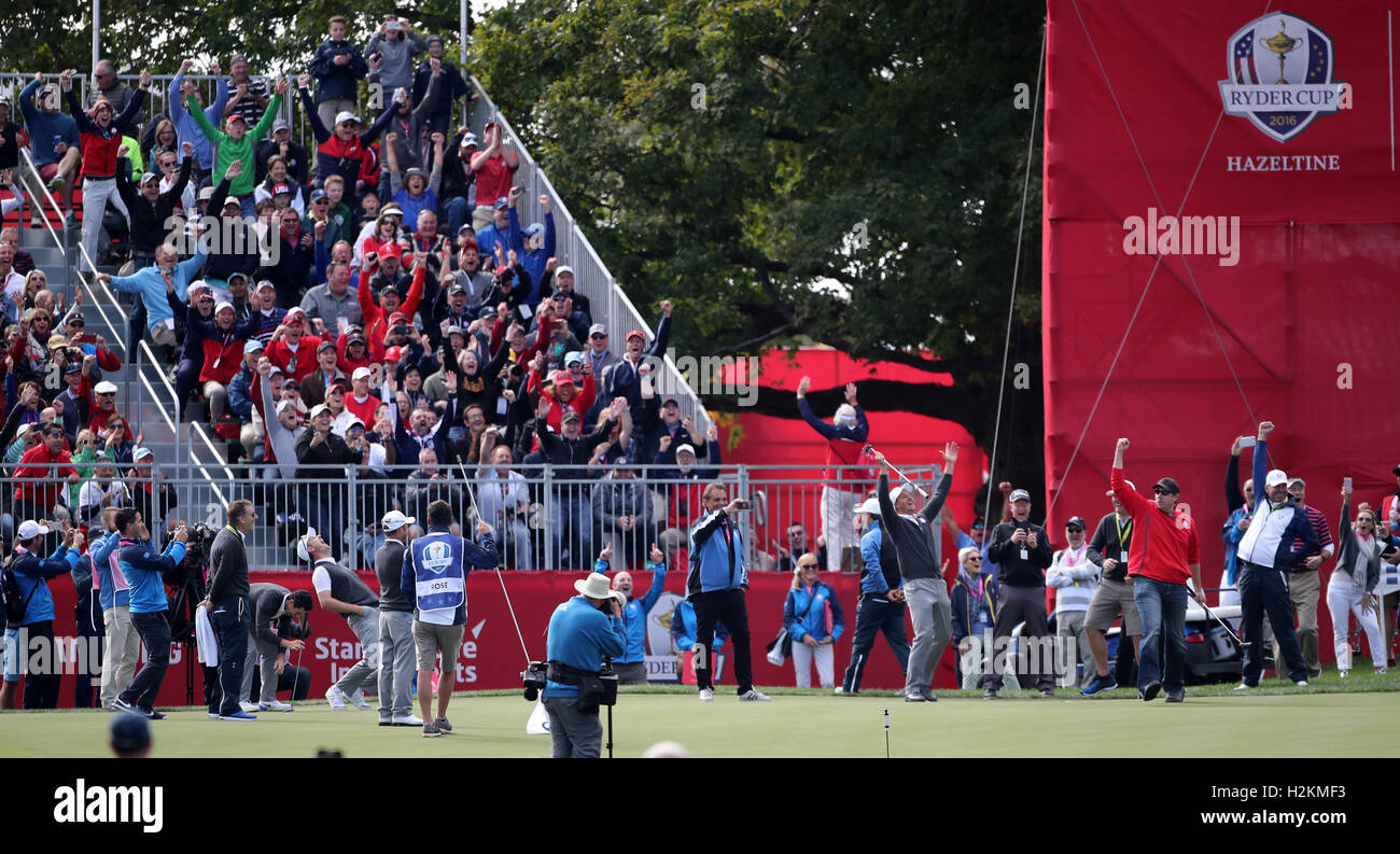 Uno spettatore celebra dopo aver sfidato da dell'Europa Justin Rose al foro di un putt per un centinaio di dollari e foratura durante la sessione di pratica precedendo la quarantunesima Ryder Cup a Hazeltine National Golf Club in Chaska, Minnesota, Stati Uniti d'America. Foto Stock