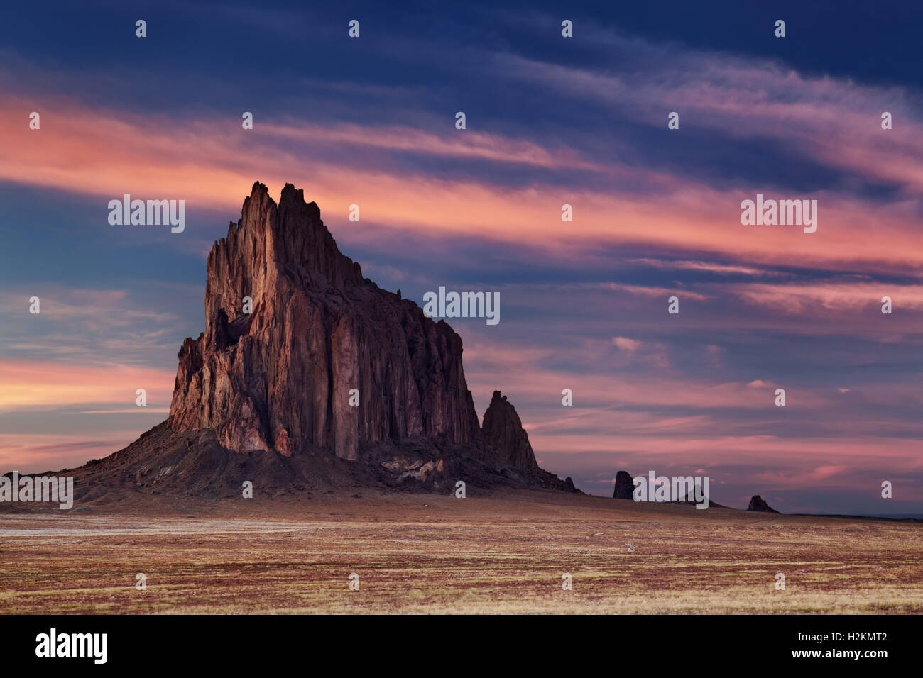 Shiprock, la grande roccia vulcanica montagna in piano nel deserto del New Mexico, NEGLI STATI UNITI Foto Stock