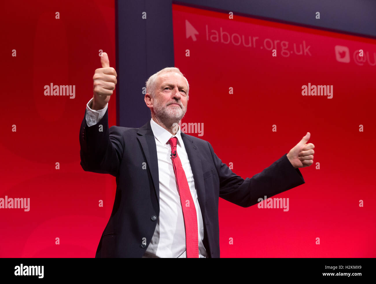 Leader laburista,Jeremy Corbyn,dà il pollice in su dopo il suo discorso al partito laburista conferenza in Liverpool Foto Stock