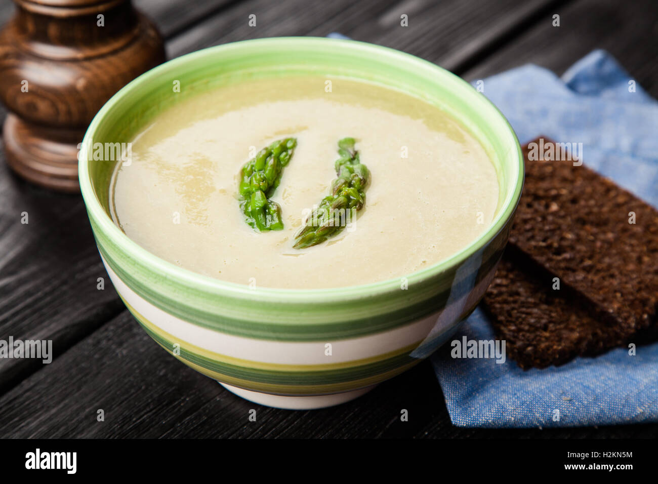 Crema di asparagi zuppa Foto Stock