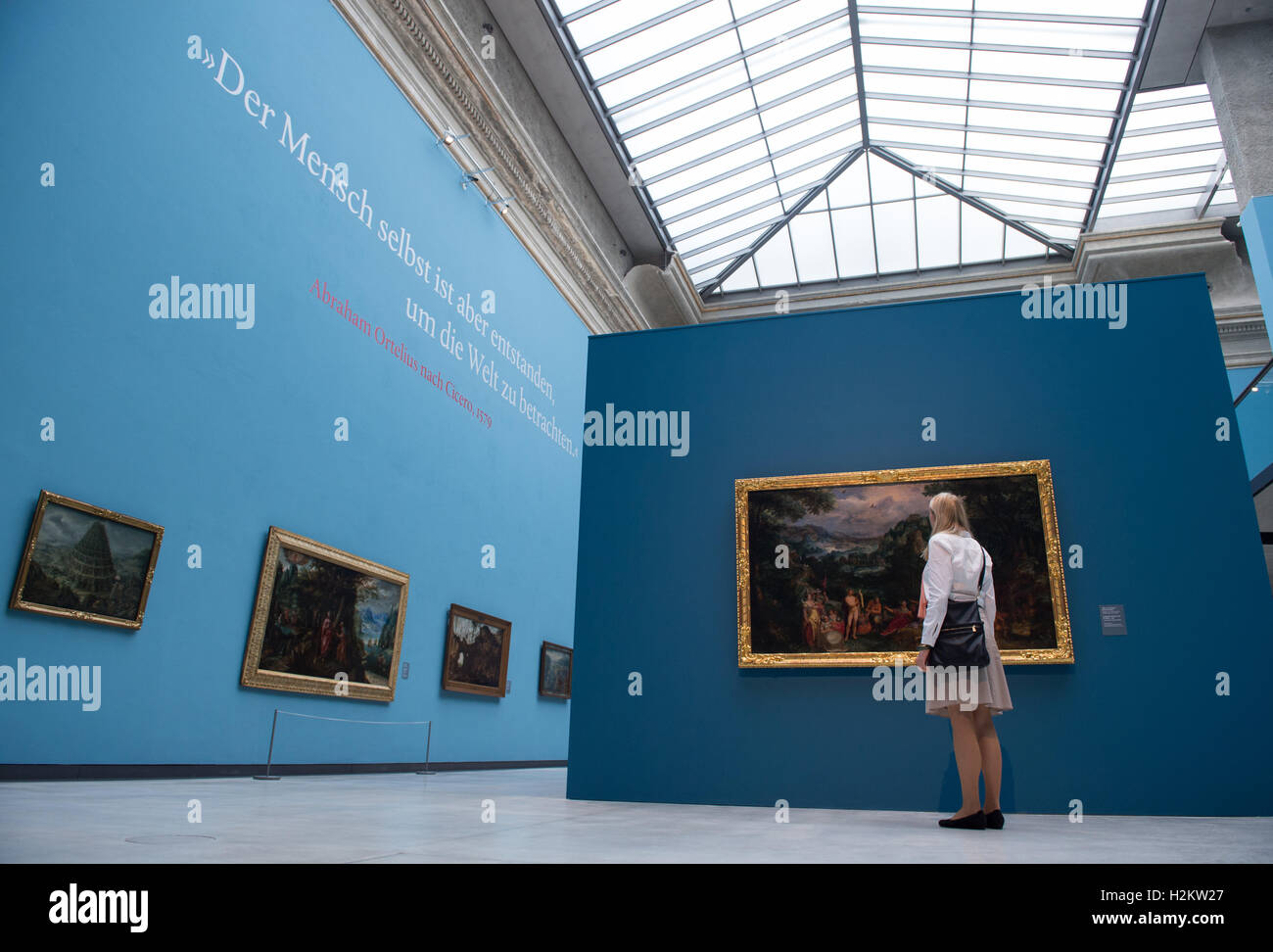 Dresden, Germania. 29Sep, 2016. Una donna guarda il dipinto La sentenza della Midas von da Gillis van Coninxloo/Karel van Mander (1598) nella galleria d'arte nella Lipsiusbau durante i preparativi per la mostra Paradies auf Erden - Flaemische Landschaften von Bruegel bis Rubens (lit. Il paradiso sulla terra) a Dresda, in Germania, il 29 settembre 2016. Paesaggi fiamminghi da Bruegel a Rubens. La mostra viene eseguito dal 01.10.2016 fino al 15.01.2017. Foto: ARNO BURGI/DPA/Alamy Live News Foto Stock