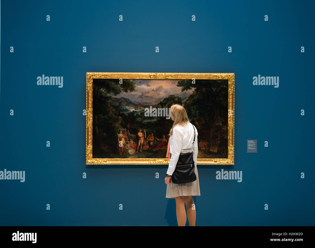 Dresden, Germania. 29Sep, 2016. Una donna guarda il dipinto La sentenza della Midas von da Gillis van Coninxloo/Karel van Mander (1598) nella galleria d'arte nella Lipsiusbau durante i preparativi per la mostra Paradies auf Erden - Flaemische Landschaften von Bruegel bis Rubens (lit. Il paradiso sulla terra) a Dresda, in Germania, il 29 settembre 2016. Paesaggi fiamminghi da Bruegel a Rubens. La mostra viene eseguito dal 01.10.2016 fino al 15.01.2017. Foto: ARNO BURGI/DPA/Alamy Live News Foto Stock