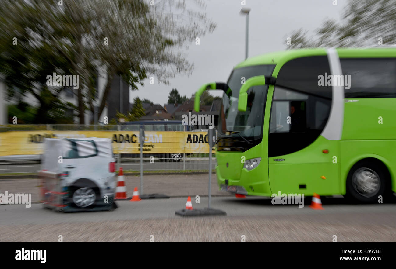 Neumuenster, Germania. 29Sep, 2016. Un test driver dimostra la frenatura automatica in un allenatore di Neumuenster, Germania, 29 settembre 2016. Esperti e politici discutono le opportunità e i pericoli della guida automatizzata al traffico ADAC forum. Foto: CARSTEN REHDER/dpa/Alamy Live News Foto Stock