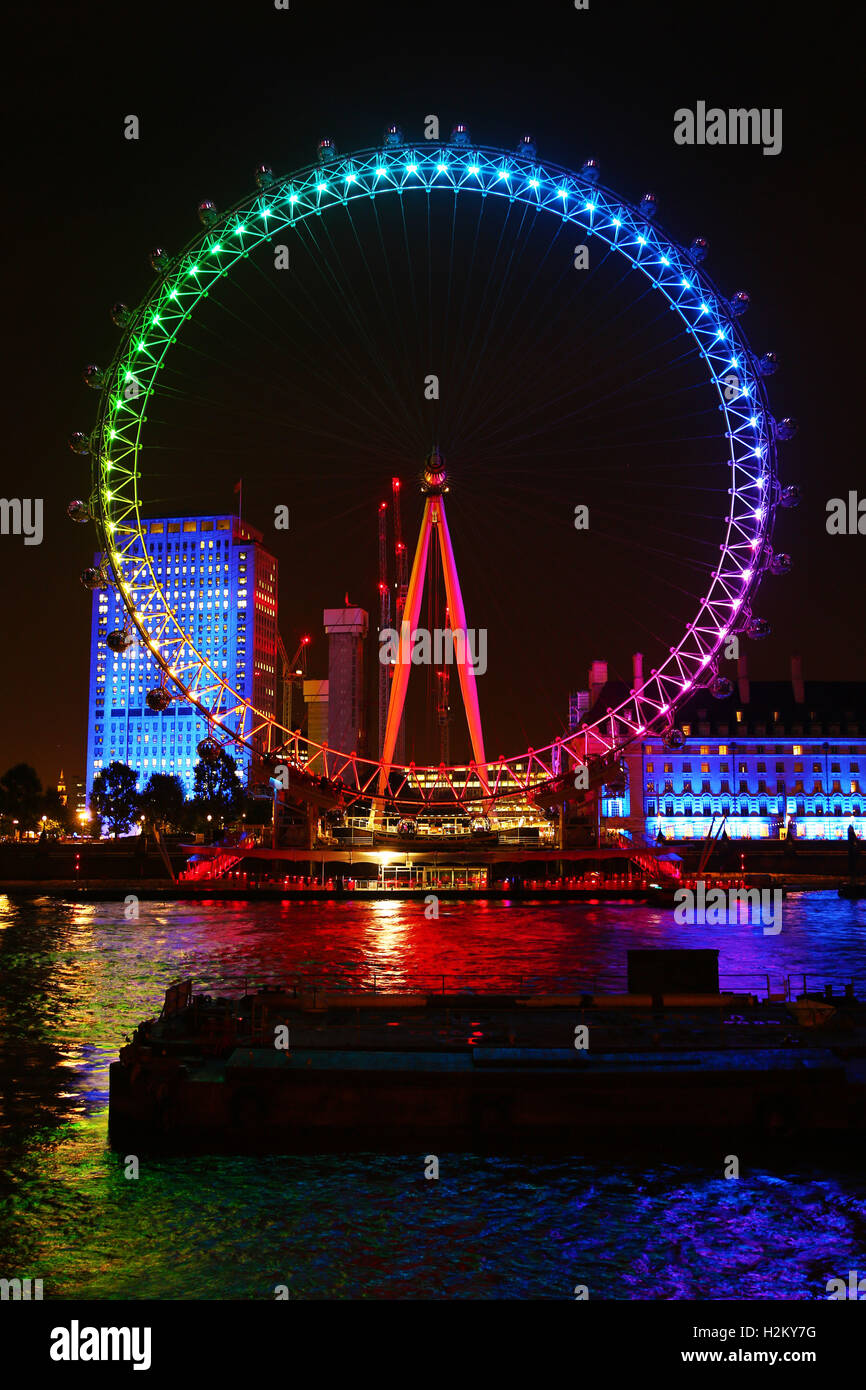 Londra, Regno Unito. Il 29 settembre 2016. Il London Eye è stata illuminata con colori vivaci colori Arcobaleno per promuovere il film troll in London Credit: Paul Brown/Alamy Live News Foto Stock