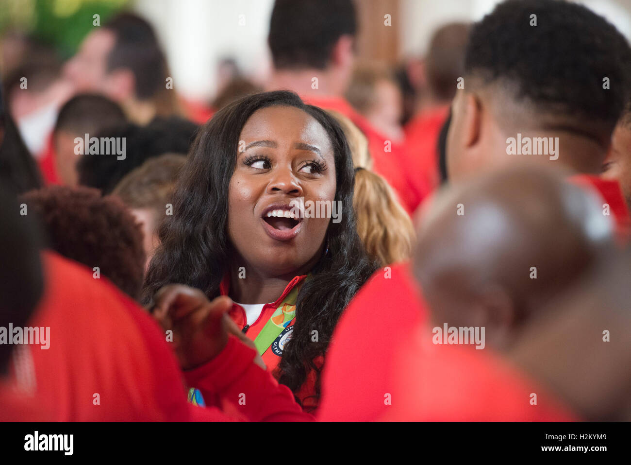 Washington DC, Stati Uniti d'America. Il 29 settembre 2016. Michelle Carter, il 2016 noi donne medaglia d'oro in shot ascolta il Presidente Barack Obama benvenuto il 2016 Estate team olimpico per la Casa Bianca. Credito: Patsy Lynch/Alamy Live News Foto Stock