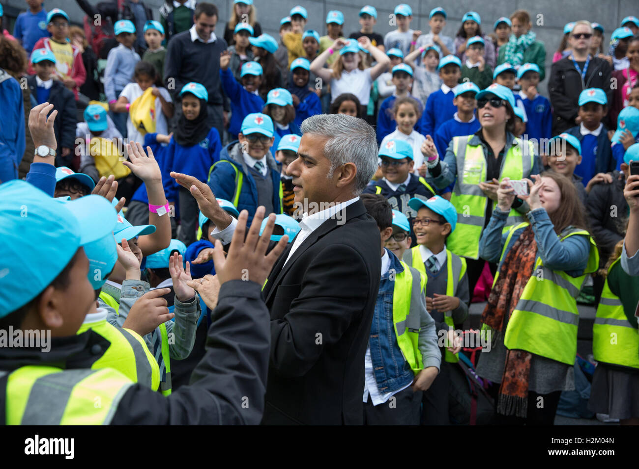 Londra, Regno Unito. 29Sep, 2016. Il sindaco di Londra, Sadiq Khan, dà battendo il cinque per scolari dopo il lancio di New London Curriculum per le scuole primarie al London Curriculum Festival presso il convogliatore. Più di 1.800 scuole primarie attraverso 33 London Boroughs sarà in grado di portare a imparare a vita, ispirato da Londra persone, luoghi e patrimonio, come parte del nuovo 'underground' unità sul curriculum di Londra. Credito: Mark Kerrison/Alamy Live News Foto Stock