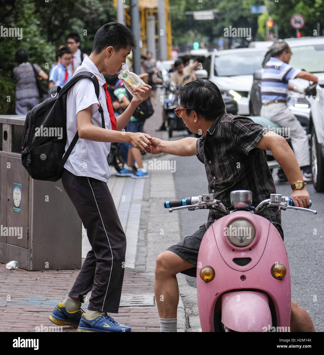 Father son on motorcycle in immagini e fotografie stock ad alta risoluzione  - Alamy