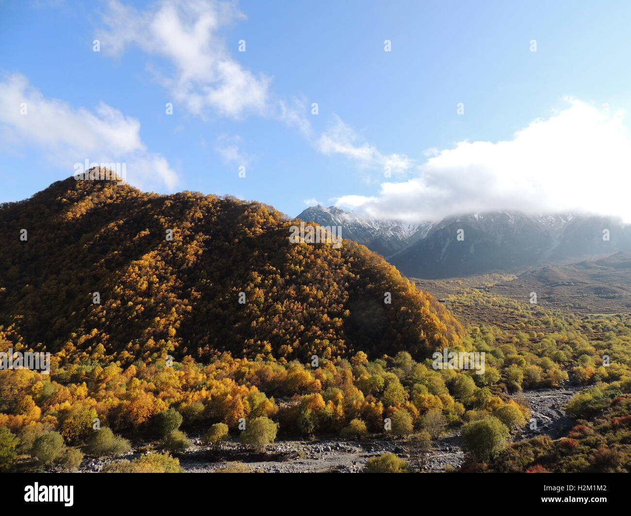 Xining, Xining, Cina. 29Sep, 2016. Xining, CINA-Settembre 29 2016:?(Editorial?uso?Solo.?CINA?OUT) scenario autunnale di Qunjia National Forest Park nella contea di Huangzhong, Xining Città, Northwest Cina¡Â¯s Provincia di Qinghai, 29 settembre 2016. Come arriva l'autunno, le foglie degli alberi girare varie sfumature di color ruggine e rosso, creando uno splendido scenario. © SIPA Asia/ZUMA filo/Alamy Live News Foto Stock