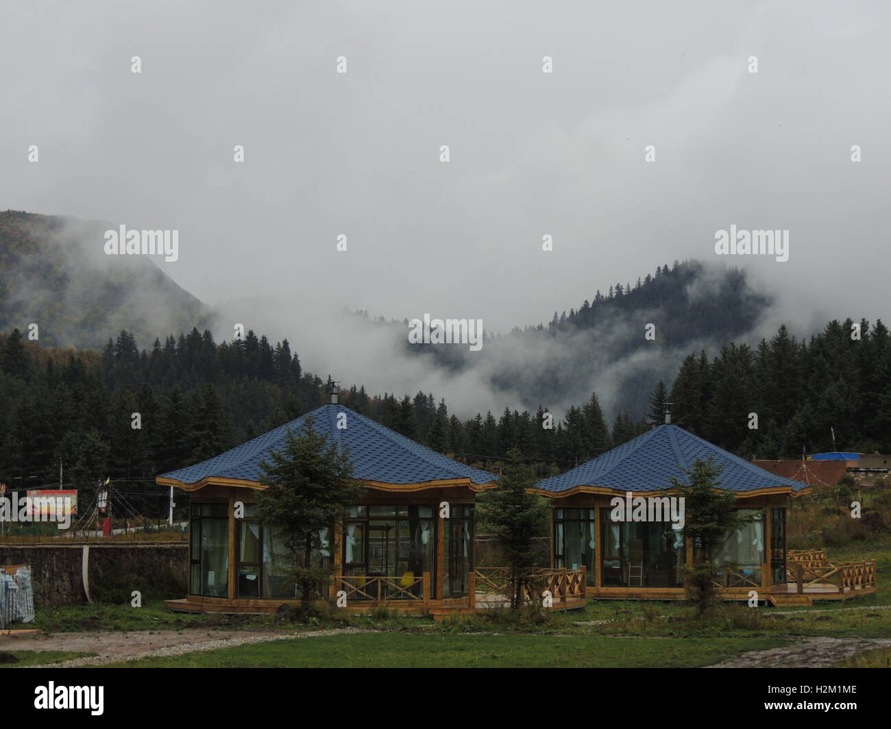 Xining, Xining, Cina. 29Sep, 2016. Xining, CINA-Settembre 29 2016:?(Editorial?uso?Solo.?CINA?OUT) scenario autunnale di Qunjia National Forest Park nella contea di Huangzhong, Xining Città, Northwest Cina¡Â¯s Provincia di Qinghai, 29 settembre 2016. Come arriva l'autunno, le foglie degli alberi girare varie sfumature di color ruggine e rosso, creando uno splendido scenario. © SIPA Asia/ZUMA filo/Alamy Live News Foto Stock
