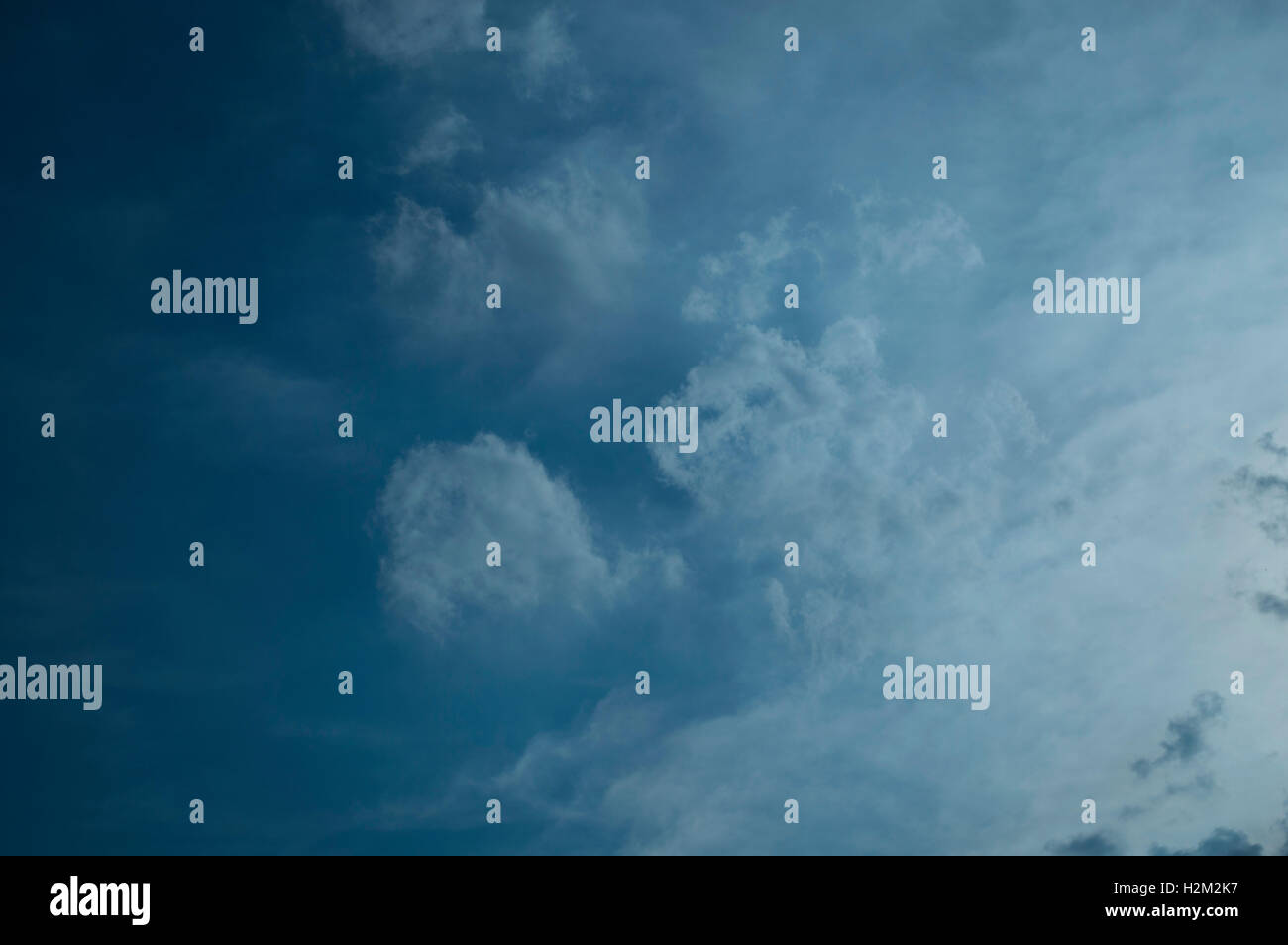 Bianco,cloud,blu,SKY,sfondo,space,blu scuro Foto Stock