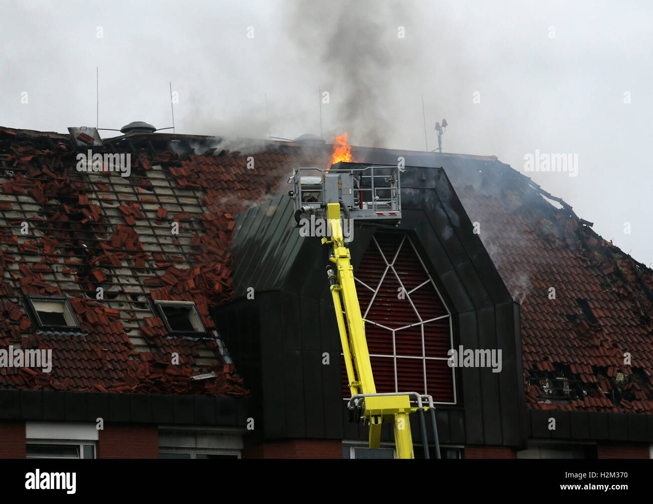 Bochum, Germania. Il 30 settembre, 2016. I vigili del fuoco contro un incendio del distrutto parzialmente il gruppo 1 all'Bergmannsheil University Hospital a seguito di un fuoco per tutta la notte a Bochum, Germania, 30 settembre 2016. Secondo il dipartimento dei vigili del fuoco, due persone sono state uccise e almeno 16 feriti nella grande incendio presso l'ospedale. Foto: INA FASSBENDER/dpa/Alamy Live News Foto Stock