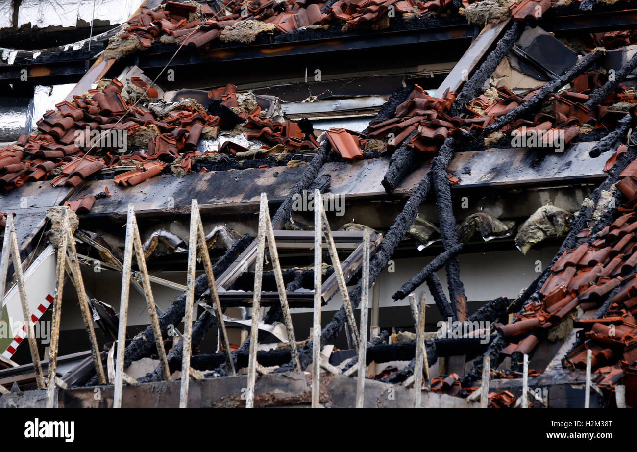 Bochum, Germania. Il 30 settembre, 2016. La soffitta danneggiato può essere visto presso il distrutto parzialmente il gruppo 1 all'Bergmannsheil University Hospital a seguito di un fuoco per tutta la notte a Bochum, Germania, 30 settembre 2016. Secondo il dipartimento dei vigili del fuoco, due persone sono state uccise e almeno 16 feriti nella grande incendio in hostpital. Foto: INA FASSBENDER/dpa/Alamy Live News Foto Stock