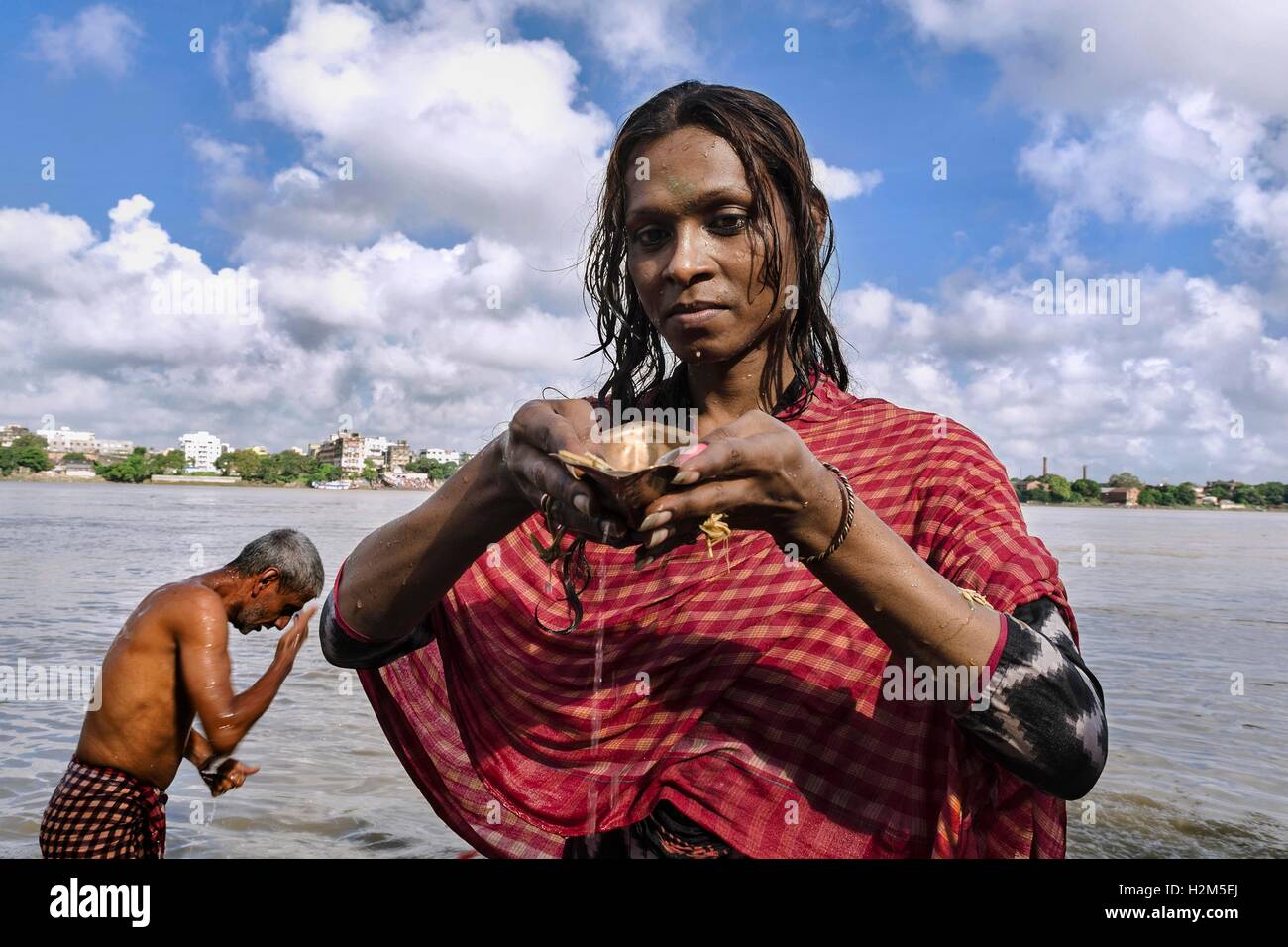 Kolkata, West Bengal, India. Il 30 settembre, 2016. Didascalia : Kolkata, West Bengal, India :: la luna nuova il giorno noto come Mahalaya Amavasya è l inizio di Dussehra. Si tratta di un giorno speciale dedicato a rendere un offerta per esprimere la nostra gratitudine a tutte le precedenti generazioni di persone che hanno contribuito alla nostra vita. Con la gente comune comunità transgender ha preso parte anche il rituale chiamato 'Tarpan' quest'anno per rendere omaggio i loro antenati in Mallick ghat accanto al fiume Gange su 30 Settembre 2016 © Debsuddha Banerjee/ZUMA filo/Alamy Live News Foto Stock