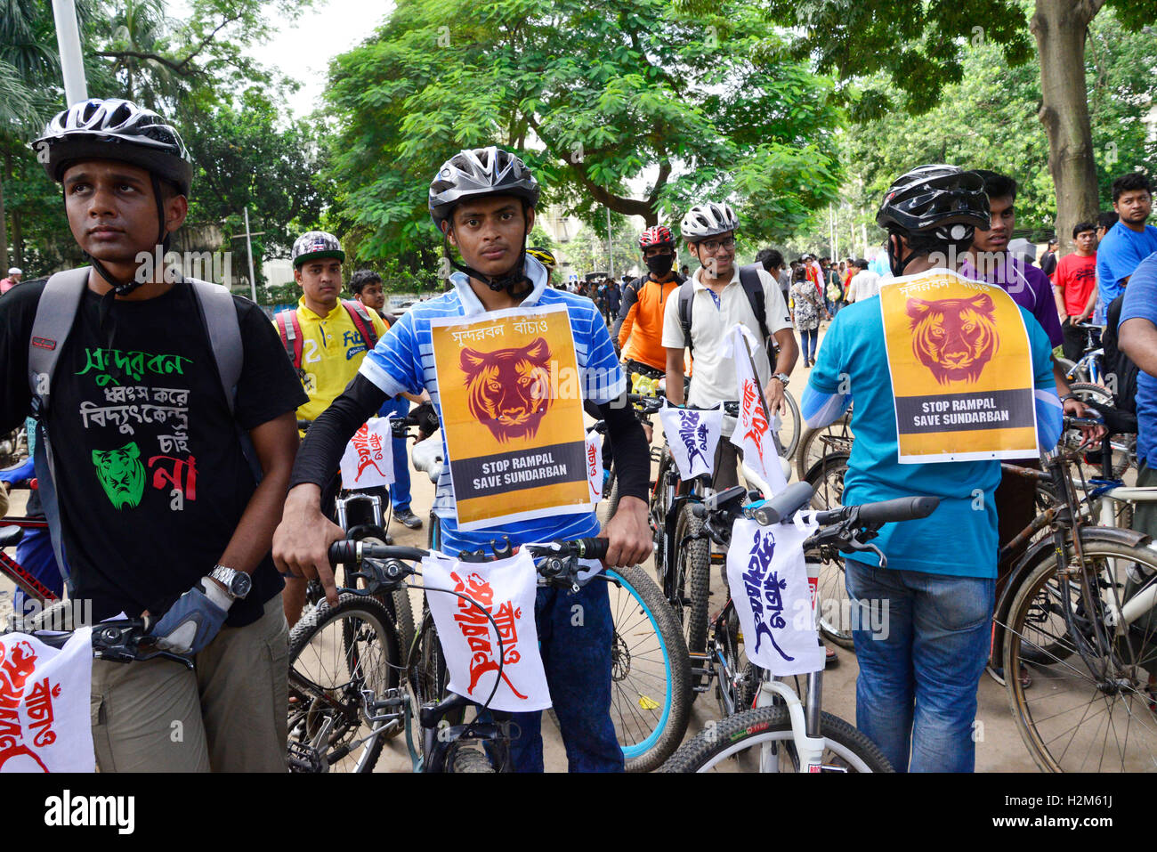 Dacca in Bangladesh. 30 Settembre, 2016. La polizia e gli attivisti del Bangladesh Chhatra League, il corpo studentesco di sentenza Awami League, presumibilmente sventato un corteo di biciclette di Rampal power plant manifestanti presso la centrale di Shaheed Minar qui il venerdì a Dhaka, nel Bangladesh. Il 30 settembre 2016 Credit: Mamunur Rashid/Alamy Live News Foto Stock