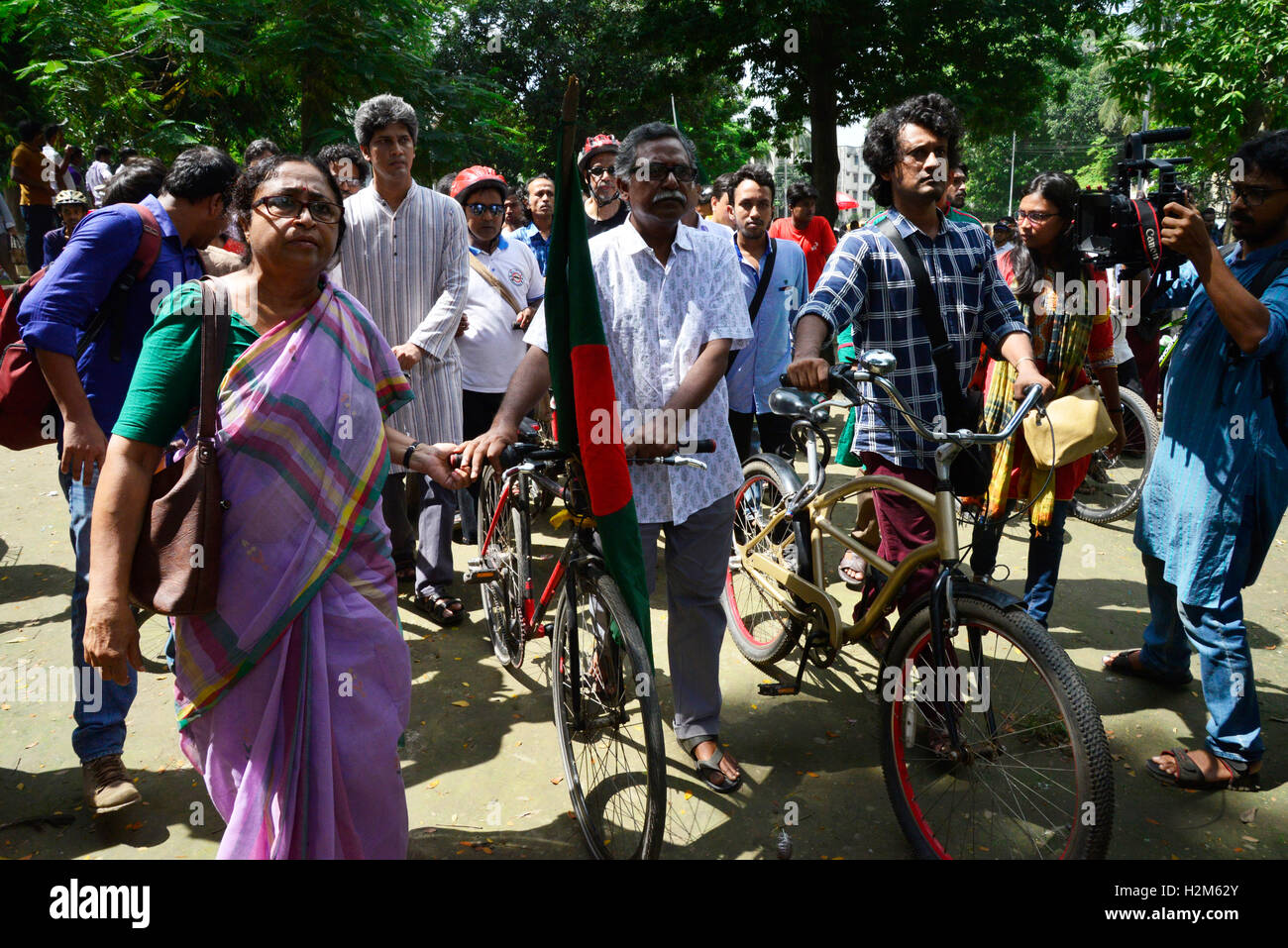 Dacca in Bangladesh. 30 Settembre, 2016. La polizia e gli attivisti del Bangladesh Chhatra League, il corpo studentesco di sentenza Awami League, presumibilmente sventato un corteo di biciclette di Rampal power plant manifestanti presso la centrale di Shaheed Minar qui il venerdì a Dhaka, nel Bangladesh. Il 30 settembre 2016 Credit: Mamunur Rashid/Alamy Live News Foto Stock