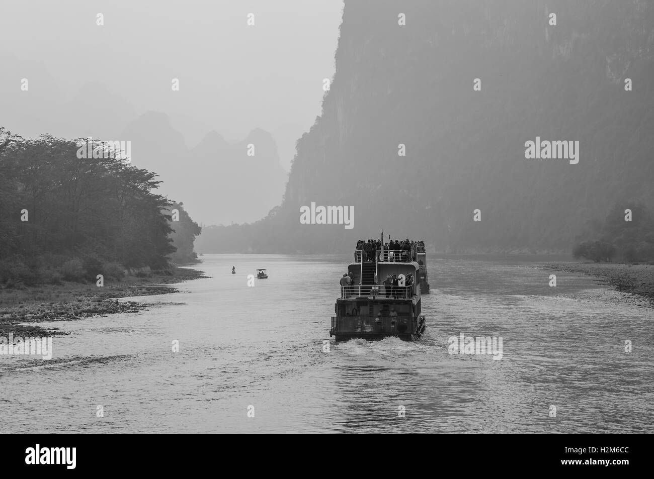 Un imbarcazioni turistiche impaccata con turisti viaggi il magnifico itinerario panoramico lungo il fiume Li da Guilin a Yangshou Foto Stock