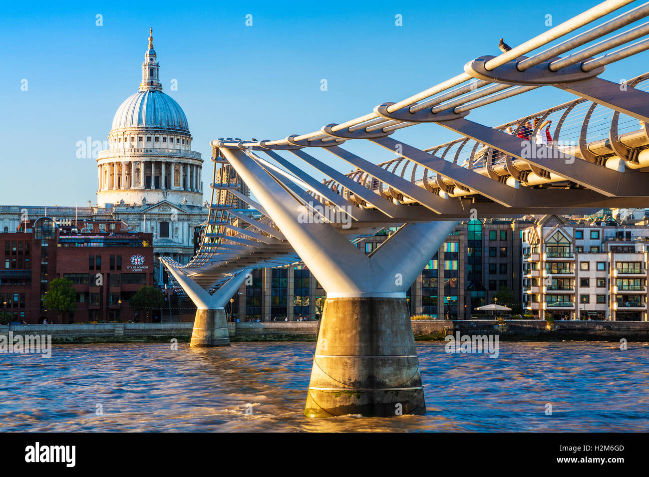 Luce della Sera cade sul Millennium Bridge e la Cattedrale di San Paolo a Londra. Foto Stock