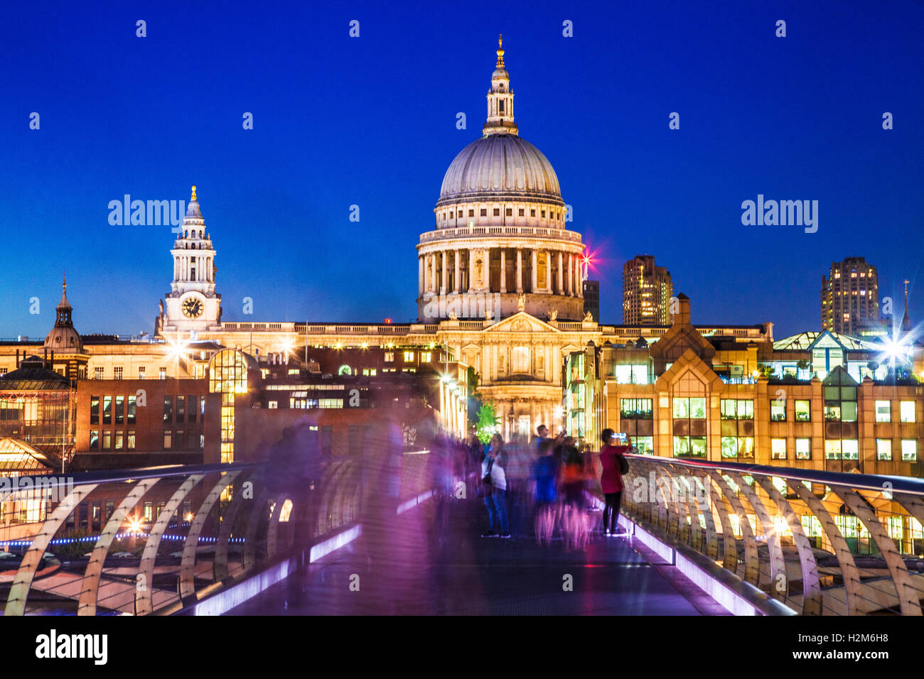 Il Millennium Bridge e la Cattedrale di San Paolo a Londra al crepuscolo. Foto Stock