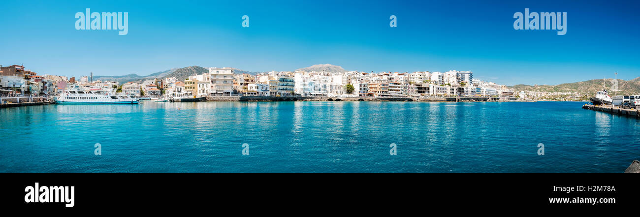 Città balneare di Agios Nikolaos situato sul lato nord-est di Creta, Grecia. Foto Stock