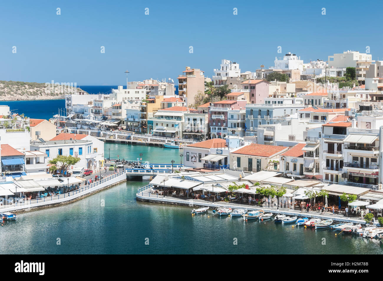 Città balneare di Agios Nikolaos situato sul lato nord-est di Creta, Grecia. Foto Stock