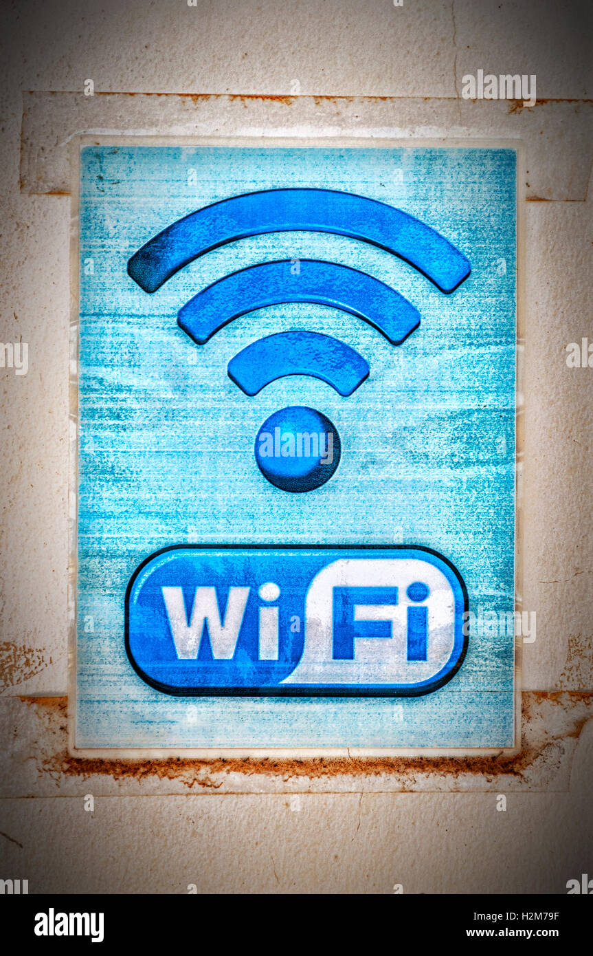 Accesso wireless a internet segno fissato con nastro adesivo ad una parete al di fuori di un ristorante. Foto Stock
