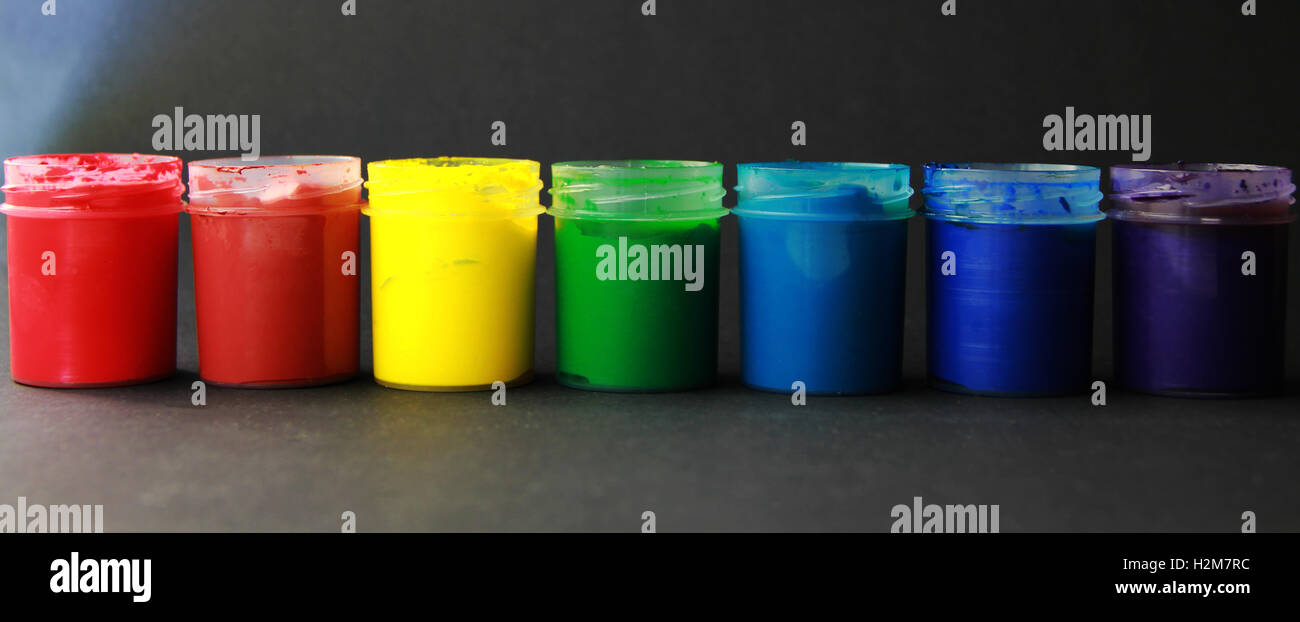 Gouache di diversi colori belli su sfondo nero Foto Stock