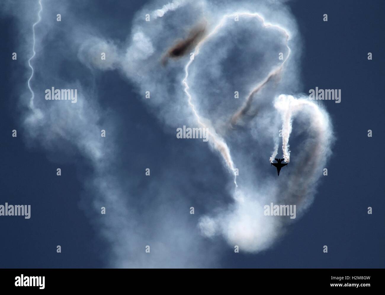 Aviazione turca F-16 Fighting Falcon fighter aircraft Solo Turk esegue dimostrazioni dell'antenna durante il commercio di Berlino e Air Show Maggio 21, 2014 a Berlino, Germania. Foto Stock