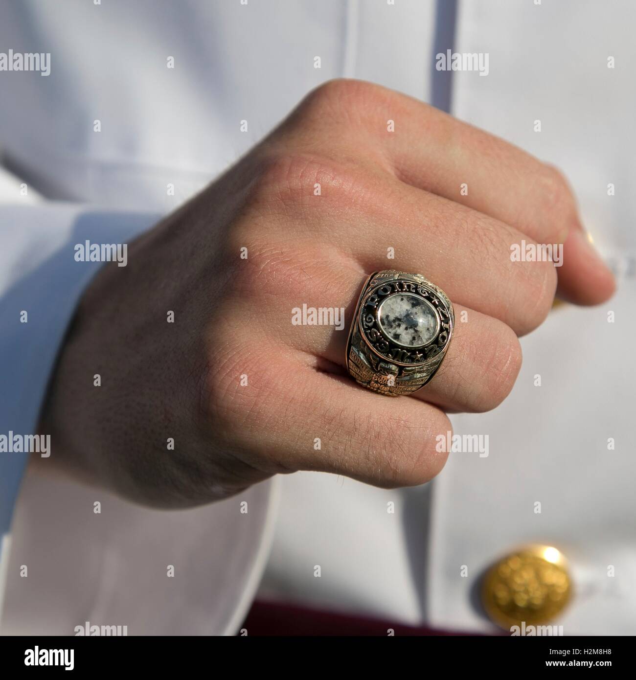 Un U.S. Accademia militare di Classe 2017 anziano studente si mette in mostra la sua classe di anello durante l'anello annuale cerimonia al Trofeo punto Agosto 26, 2016 a West Point, New York. Foto Stock