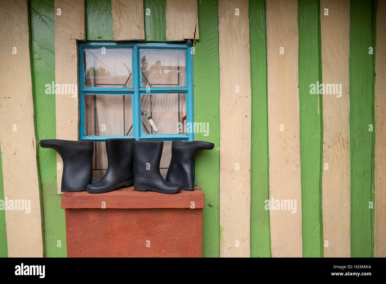 Decorazione casa rurale con scarponi nella contea di Kirinyaga, Kenya. Foto Stock