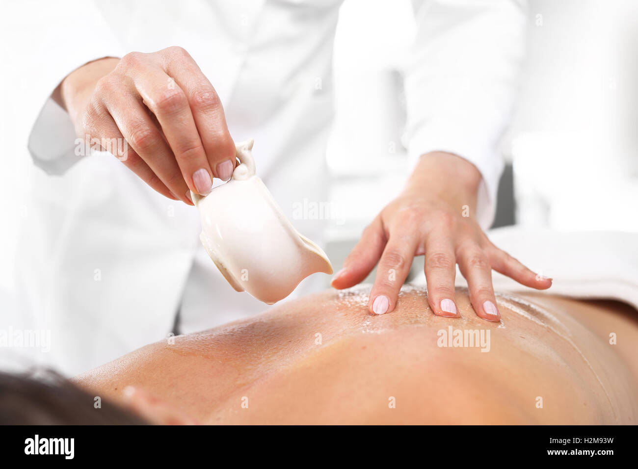 Massaggio della schiena, olio aromatico di massaggio massaggio manuale con burro per il corpo. Foto Stock