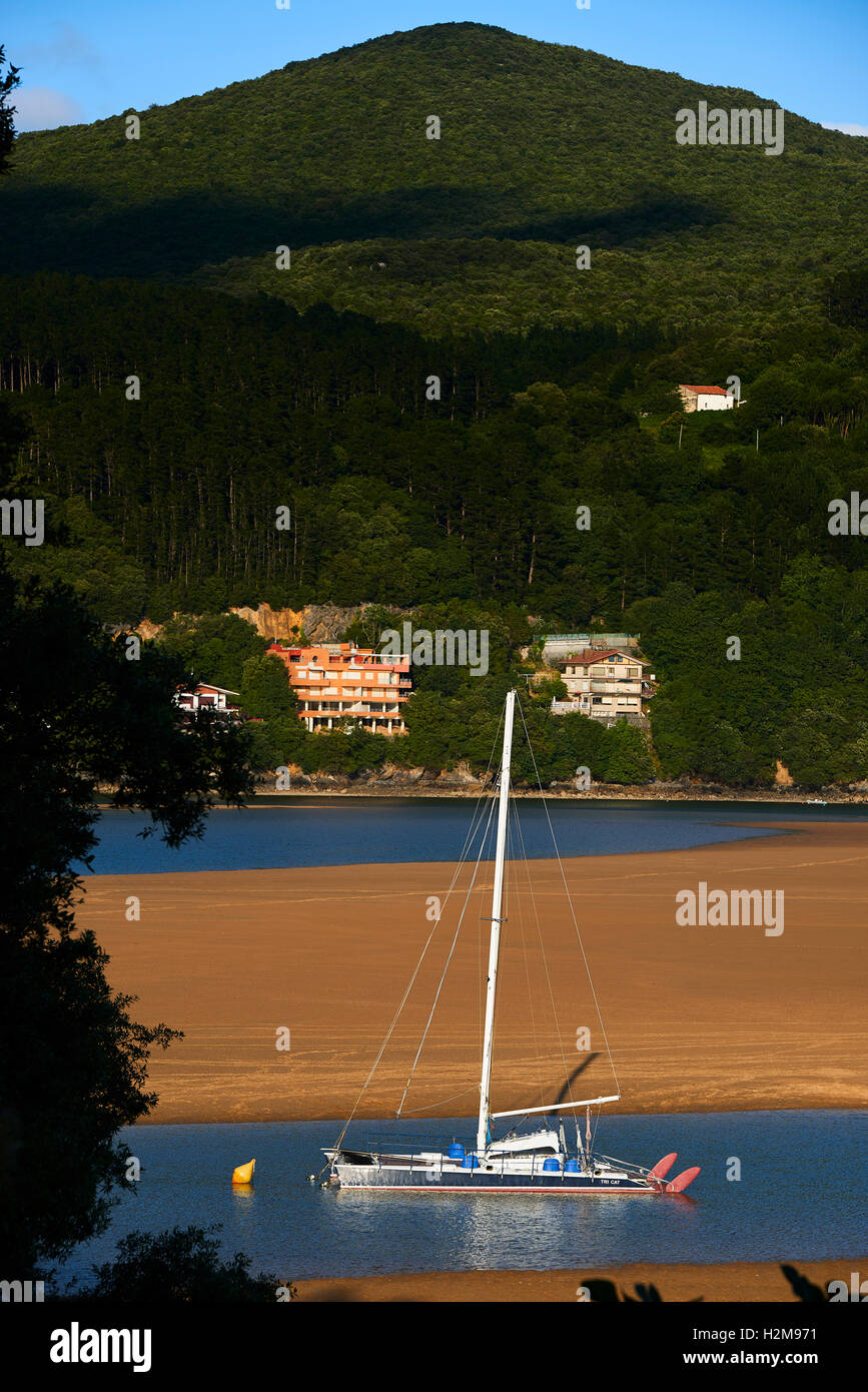 Catamarano a Txatxarramendi isola, Gernika estuario, Riserva della Biosfera di Urdaibai, Sukarrieta, Biscaglia, Paese Basco, Euskadi, Foto Stock