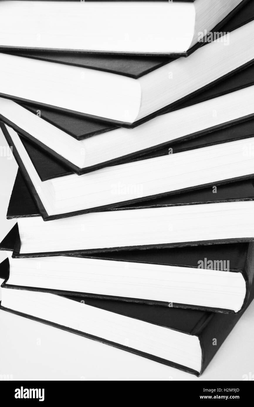 Libri costruito in un modello isolato su bianco Foto Stock