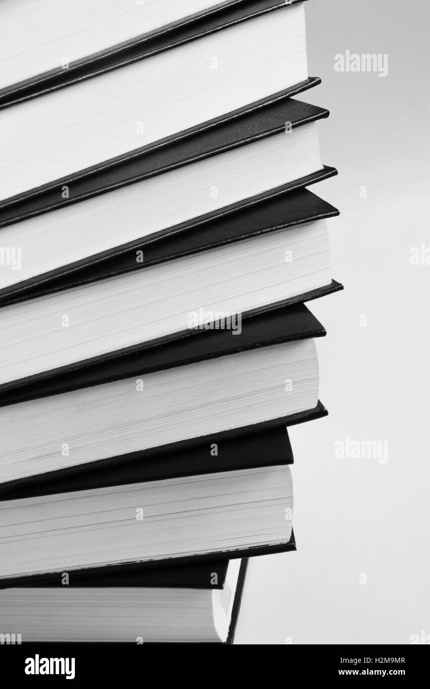 Libri costruito in un modello isolato su bianco Foto Stock