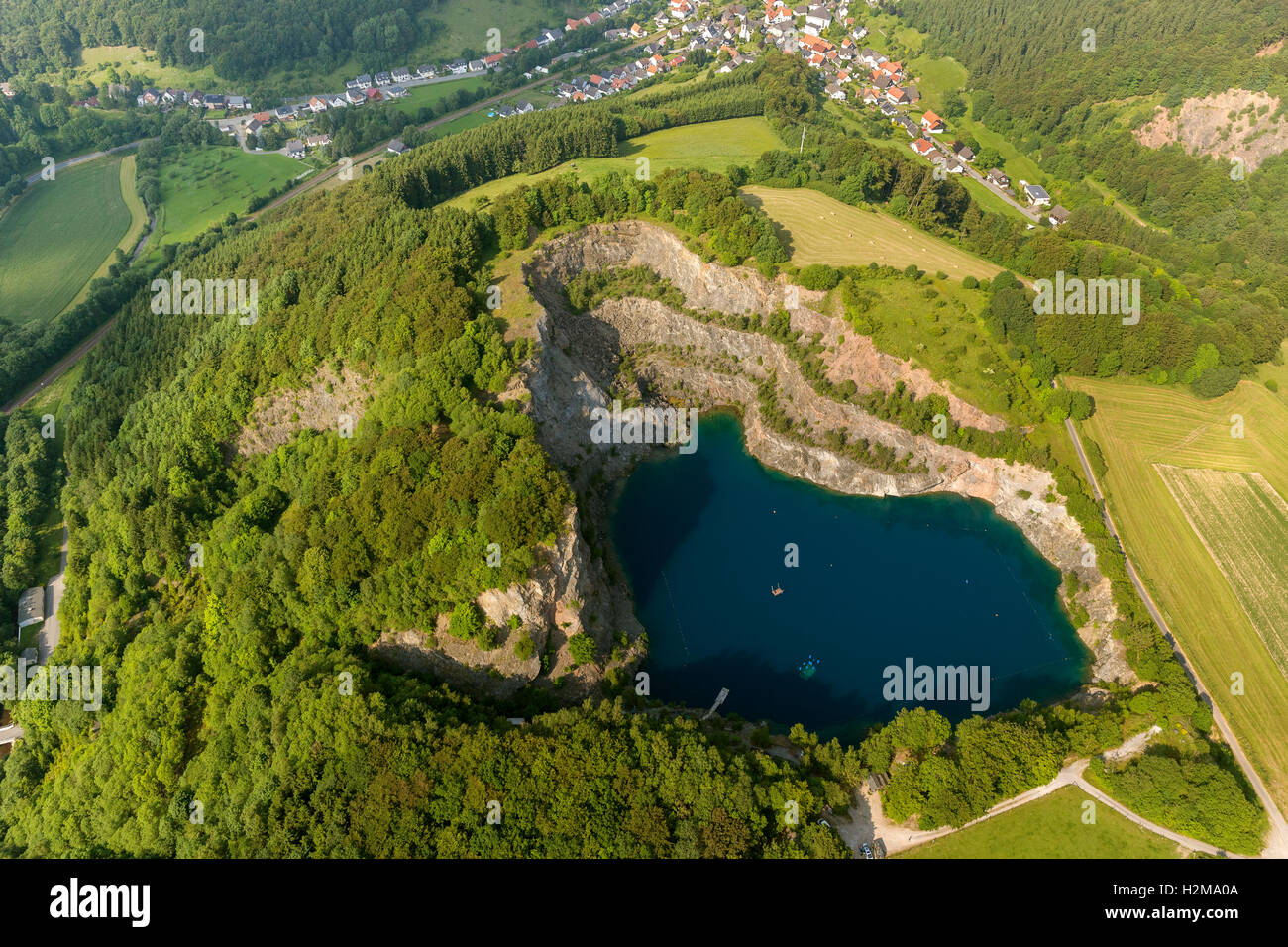 Vista aerea, cava, blue mountain lake a Messinghausen, immersioni lago, paradiso per gli amanti delle immersioni, vista aerea di Brilon, Sauerland, Foto Stock