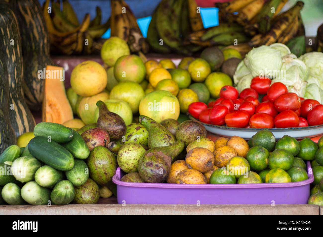 Colorata frutta e ortaggi per la vendita in un marcatore liberiana, direttamente dall'azienda. Foto Stock