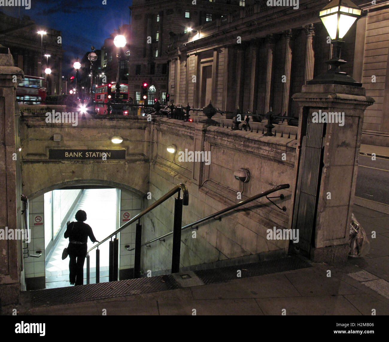 Stazione della metropolitana di Bank e di passeggeri, la città di Londra, al crepuscolo Foto Stock