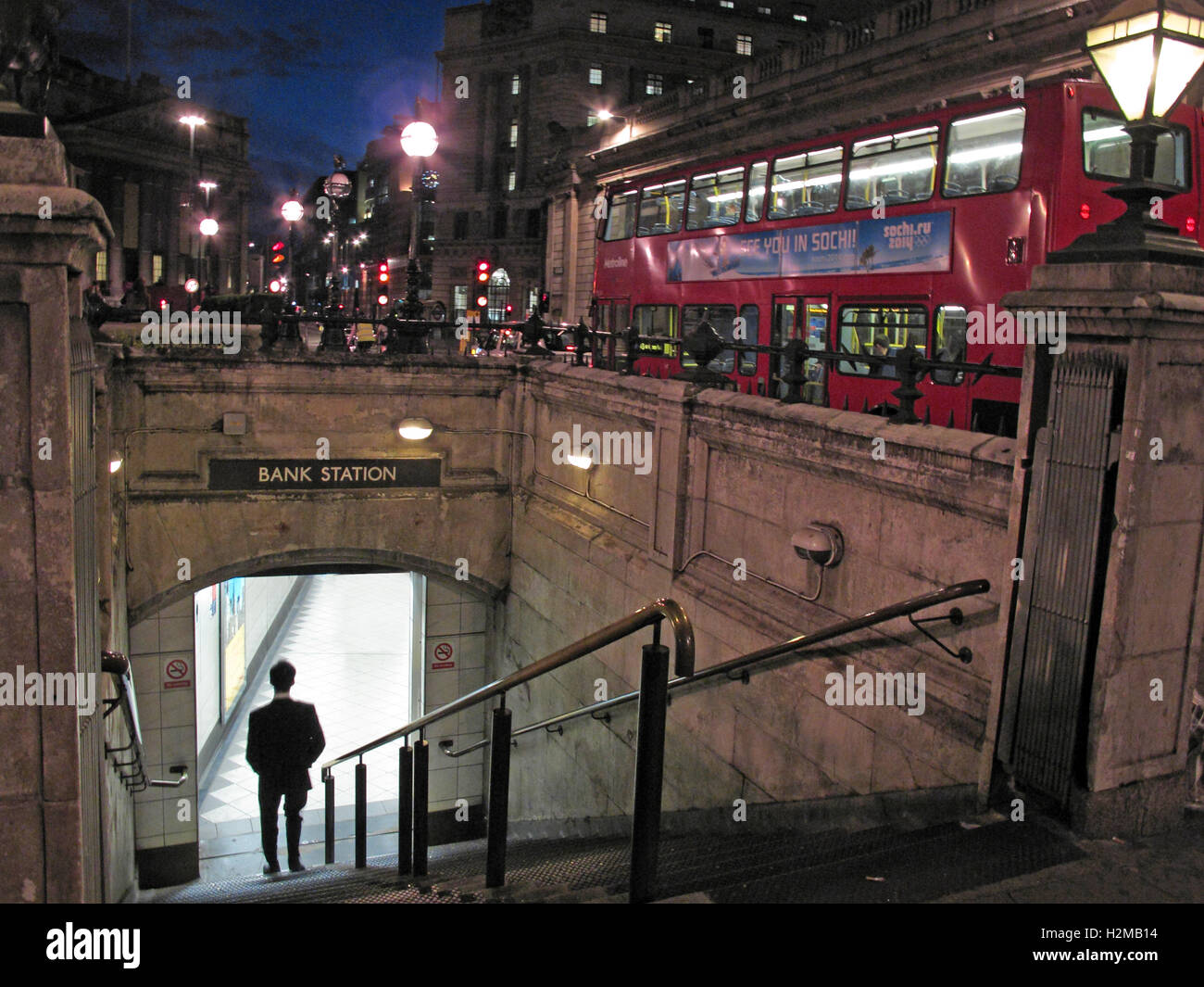 Stazione della metropolitana di Bank e di passeggeri, la città di Londra, al crepuscolo Foto Stock