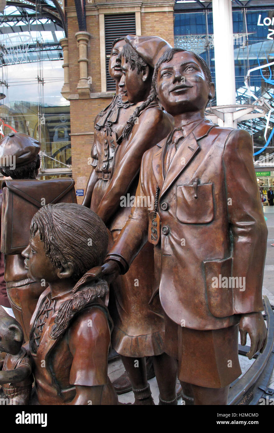 Kindertransport statue, stazione di Liverpool Street,Londra,l'Inghilterra,UK Foto Stock