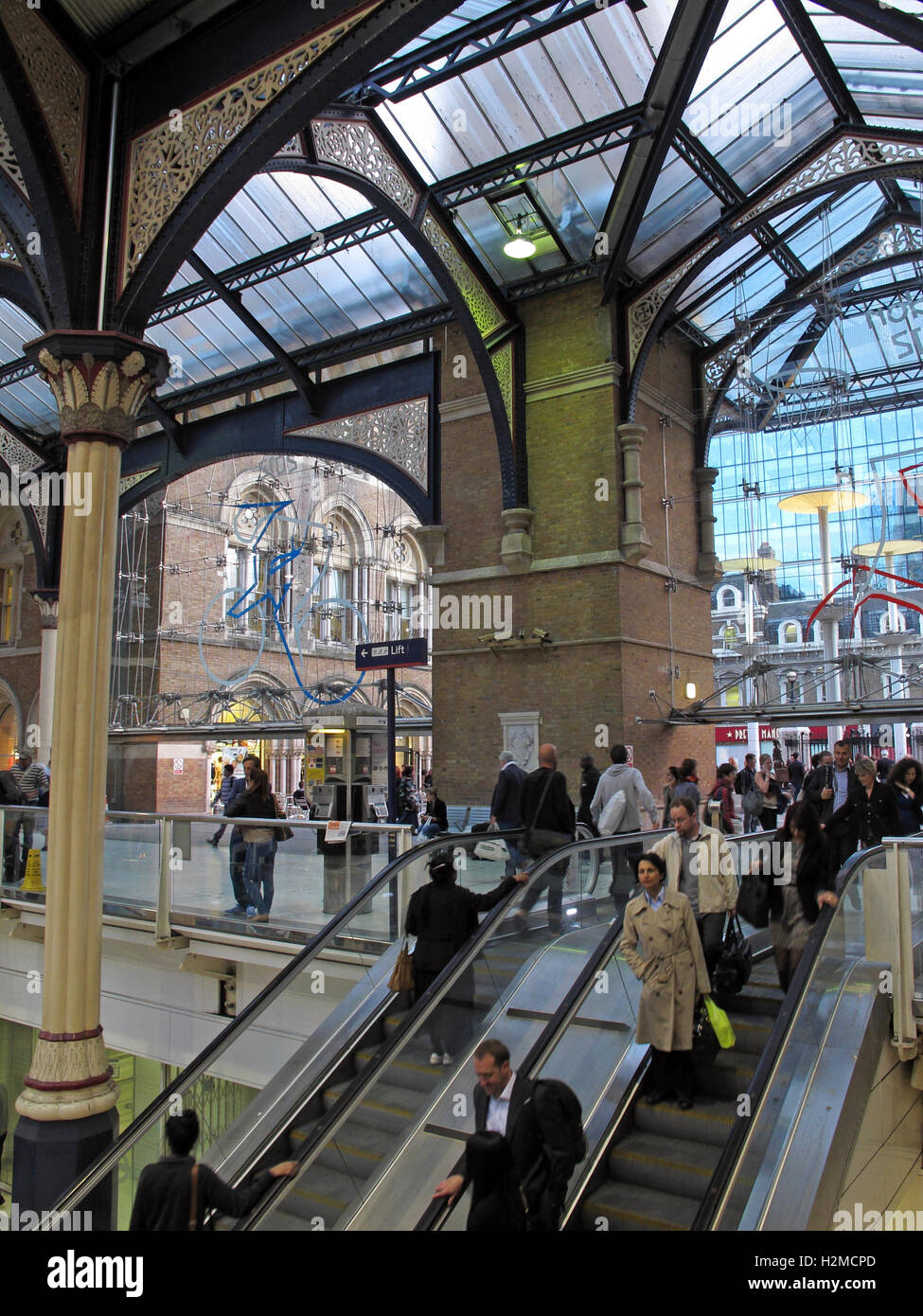 Dalla stazione di Liverpool Street, rail terminus, città di Londra, South East England, Regno Unito Foto Stock