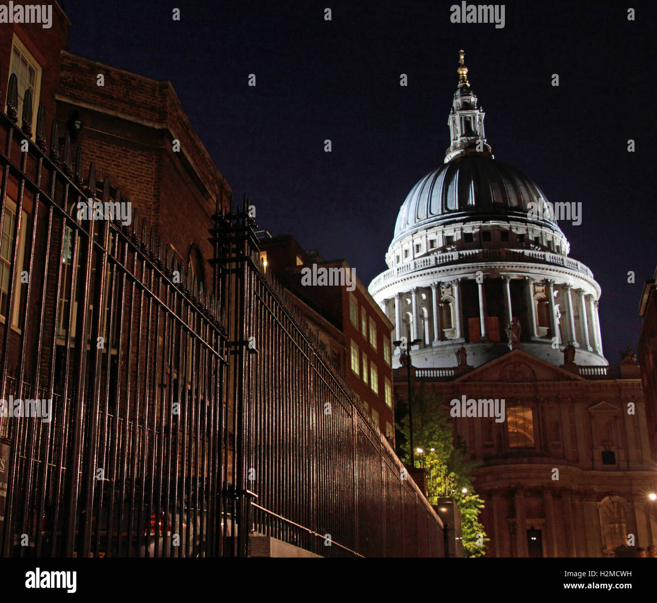 St Pauls Cathedral Londra in tarda serata, contro le ringhiere Foto Stock