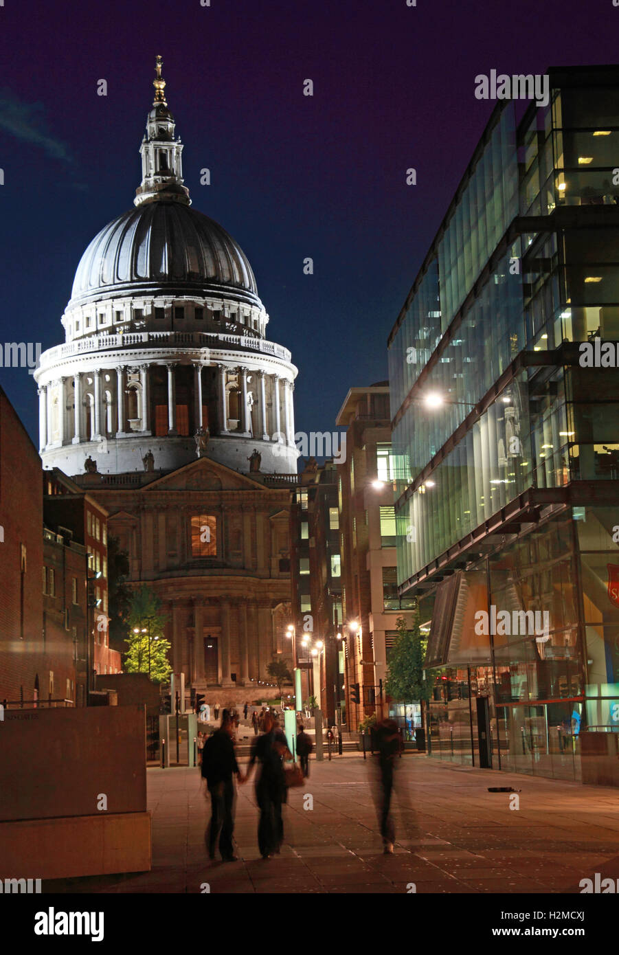 St Pauls Cathedral Londra in tarda serata, con gente di notte Foto Stock
