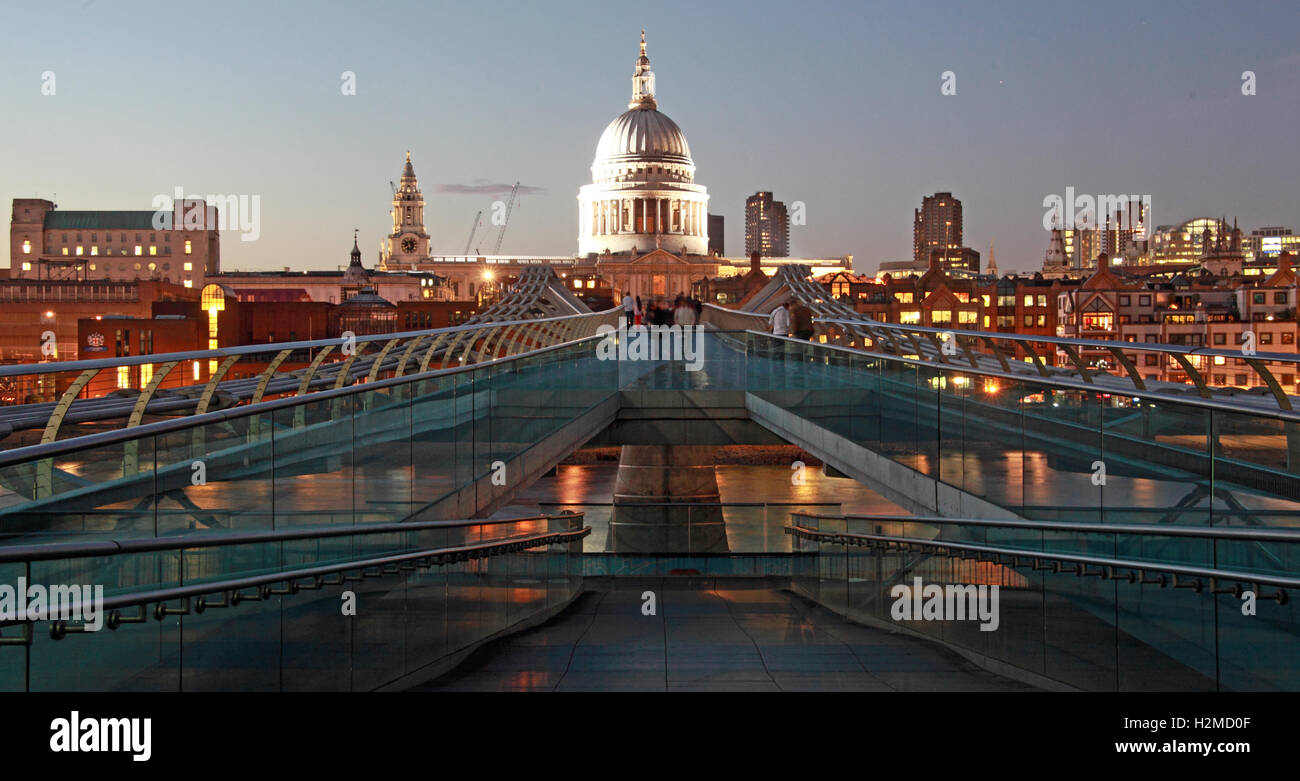 St Pauls Cathedral Londra in tarda serata, dal Millennium bridge Foto Stock